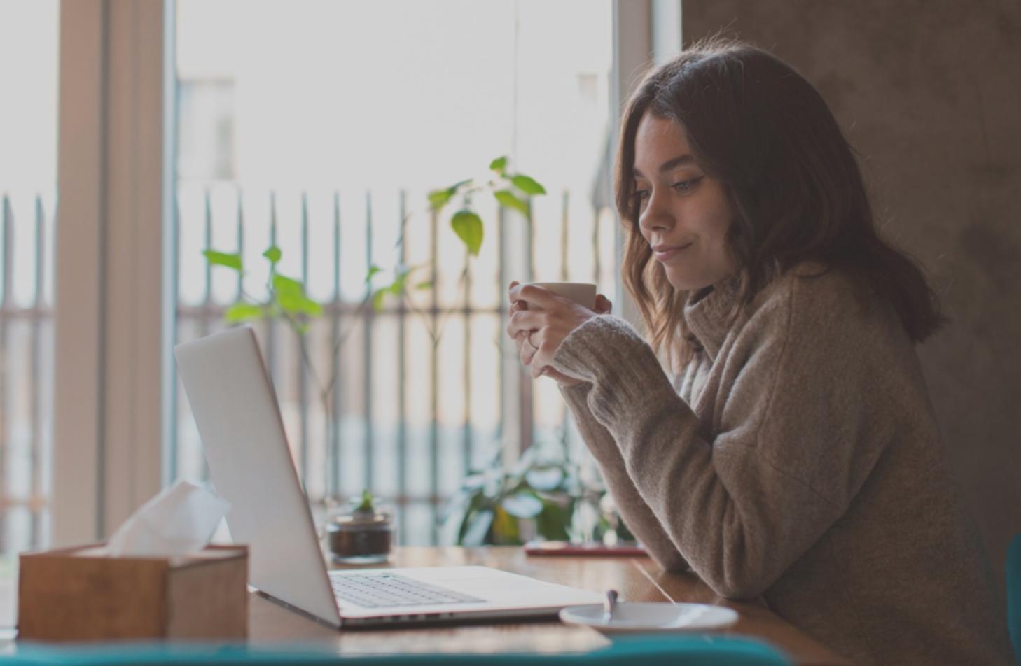 Dettaglio di strumenti professionali per manicure e pedicure disposti su una superficie di lavoro