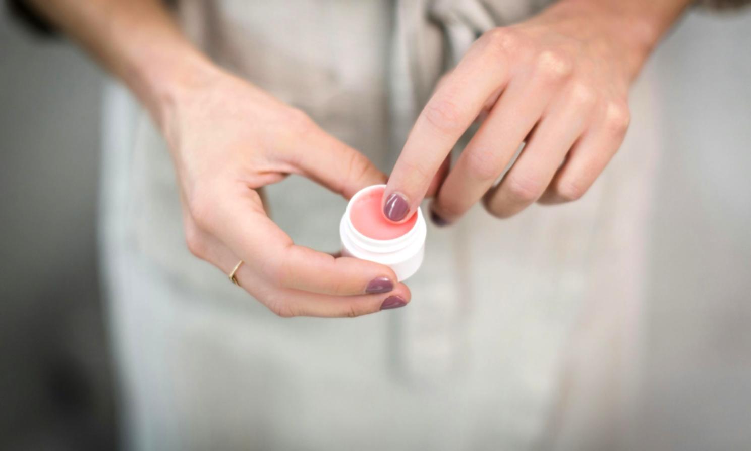 Trattamento manicure professionale con smalti di qualità